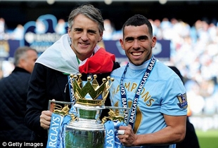 HLV Mancini cùng Tevez ăn mừng chức vô địch Premier League